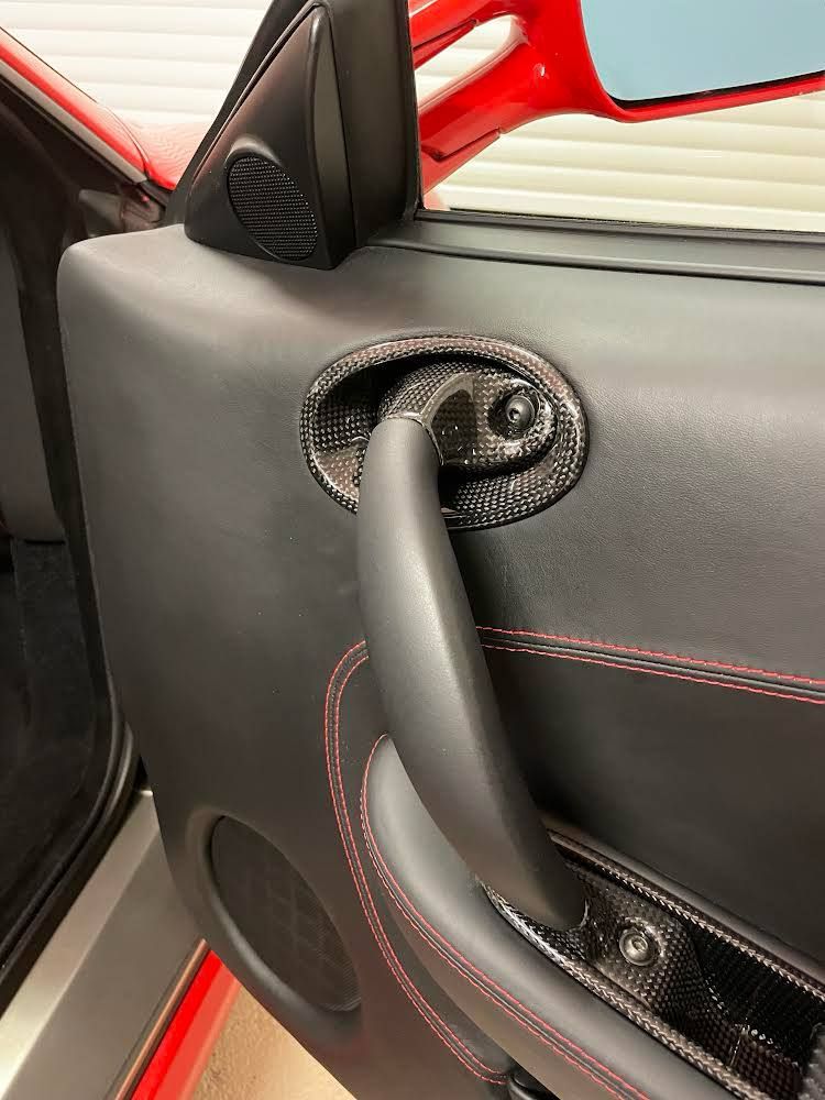 Sichtcarbon-Oberfläche des Beifahrergriffs für Ferrari 360